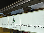 Öfficial Öpening: Mustafa's Gemüse Kebap öffnet am 03.08.2017 um 17.00 Uhr am Stachus/Sonnenstraße @ Galeria Kaufhof Fensterfront  (©Foto: Martin Schmitz)